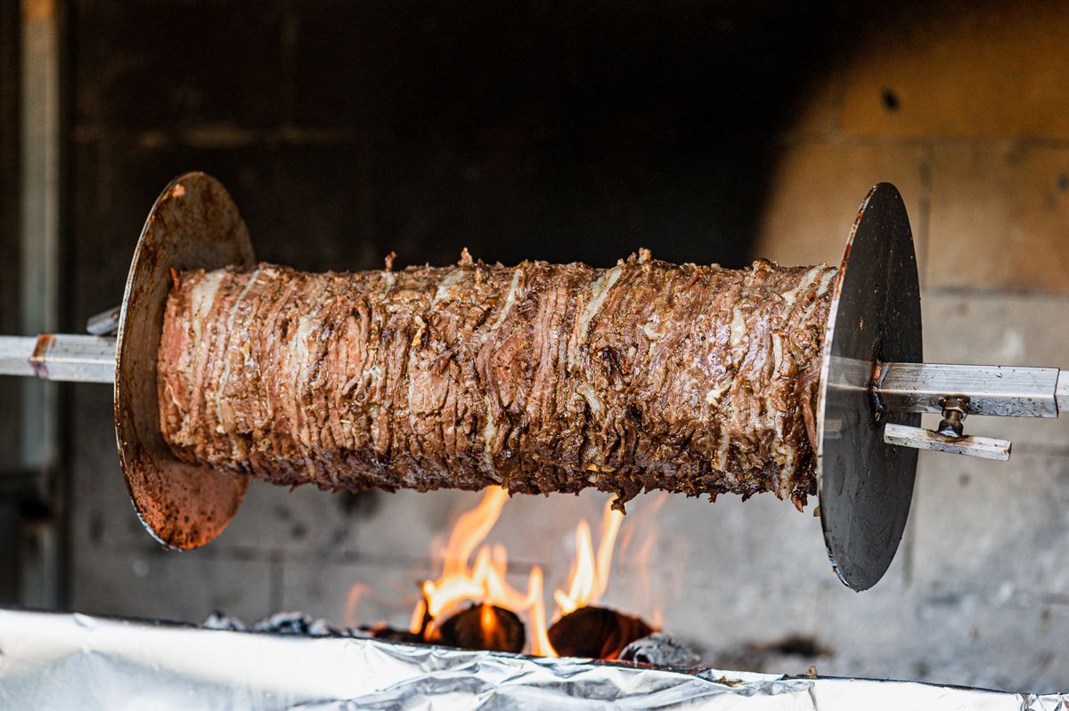 ארוחת ערב עסקית בחדר פרטי עם מסך וטלוויזיה